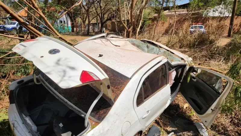 Perseguição policial termina com carro roubado capotado na BR-262, em Campo Grande