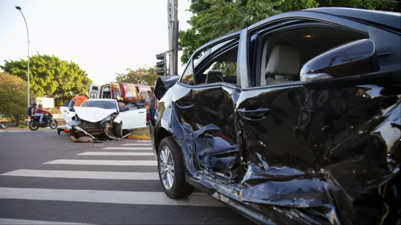 Colisão entre Corolla e HB20 deixa mulher ferida em Campo Grande