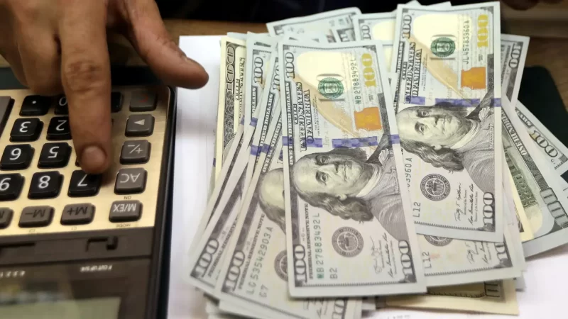 Dólar fecha a R$ 5,49, maior valor em duas semanas, com tensão política e incerteza jurídica