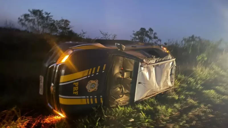 Viatura da PRF capota durante perseguição na BR-267 em Maracaju; policiais sofrem ferimentos leves