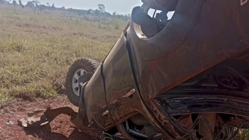 Motorista capota caminhonete após bater em carreta na MS-276