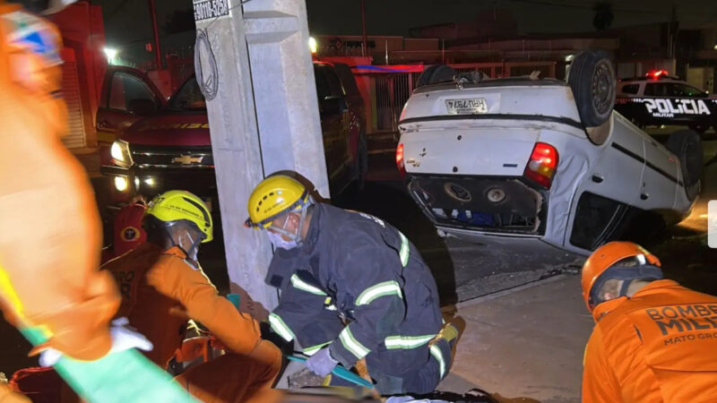 Colisão no centro de Campo Grande deixa cinco feridos; carro capotou após batida com moto