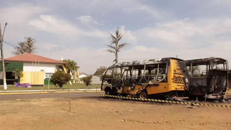 Ônibus escolares da Prefeitura de Juti são incendiados em frente ao Paço Municipal