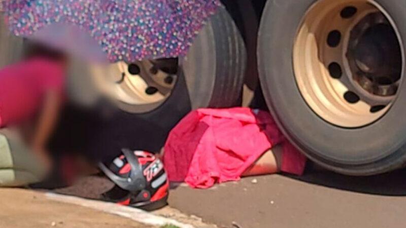 Motociclista morre após ser atropelada por carreta na Avenida Cônsul Assaf Trad, em Campo Grande