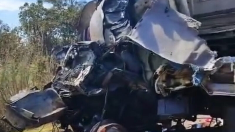 Acidente grave na BR-262 deixa ao menos duas pessoas