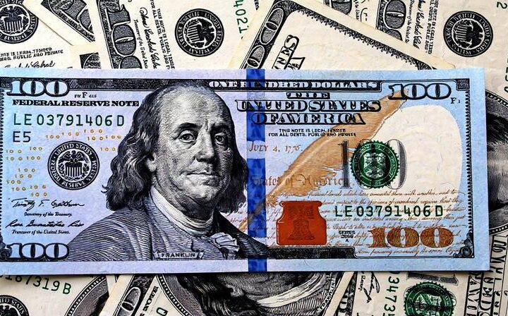 Dólar fecha abaixo de R$ 5 após correção do mercado e repercussão política