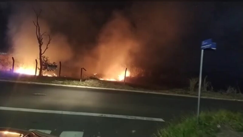 Incêndio em área verde encobre Bairro Rita Vieira com fumaça em Campo Grande