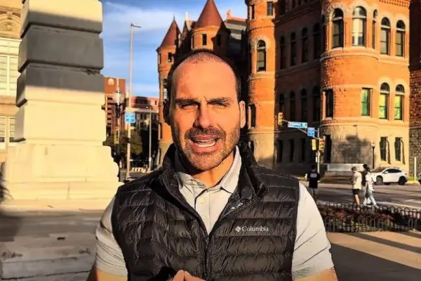 Eduardo Bolsonaro pede para exercer mandato à distância nos EUA após fim de licença