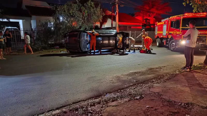 Carro bate em árvore e tomba em Campo Grande; duas pessoas ficam feridas
