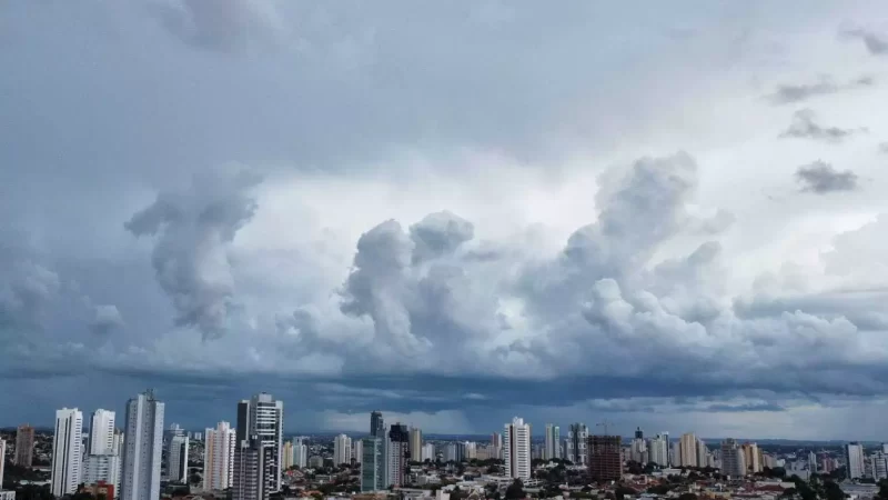 Chuva leve atinge Campo Grande; capital segue sob alerta de tempestade