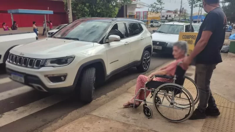 Folgado bloqueia faixa de pedestres e rampa para cadeirantes no centro de Campo Grande