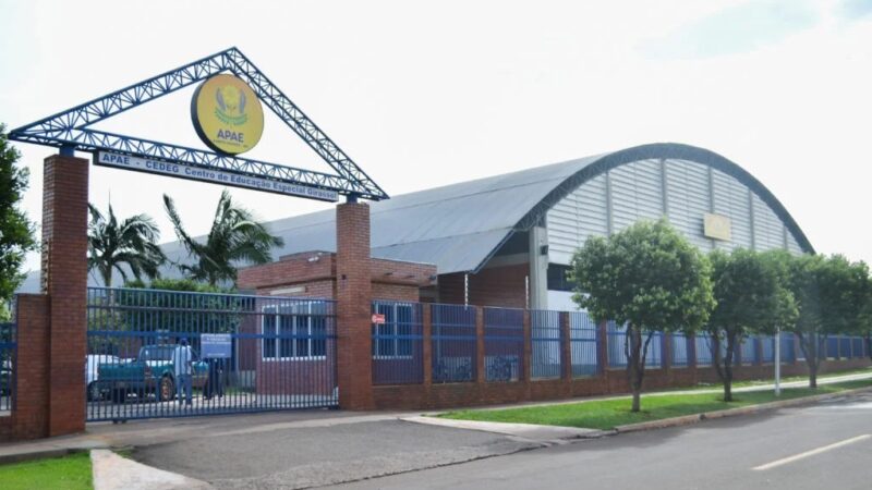 Mãe acusa professora da Apae de agredir adolescente com TEA; instituição nega maus-tratos