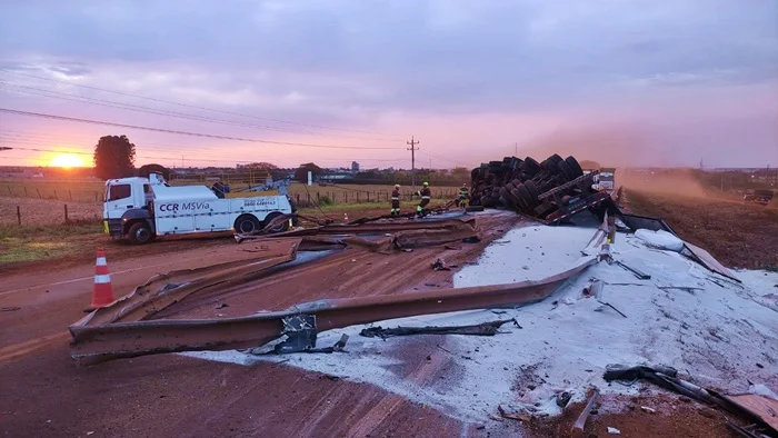 Motorista passa mal, tomba caminhão com 33 toneladas de ureia na BR-163 e é socorrido pelo SAMU