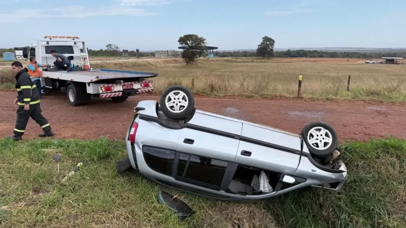 Jovem perde controle de Zafira, capota na MS-395 e é socorrido em Bataguassu