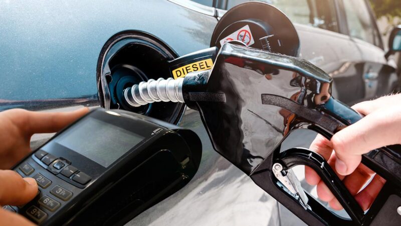 Gasolina tem queda e diesel sobe em agosto, aponta levantamento do IPTL