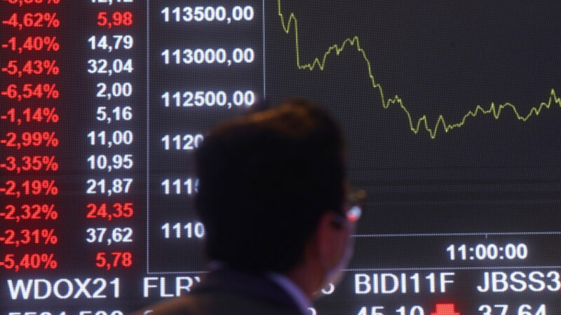 PIB desacelera, Ibovespa cai e dólar sobe em dia de cautela no mercado financeiro