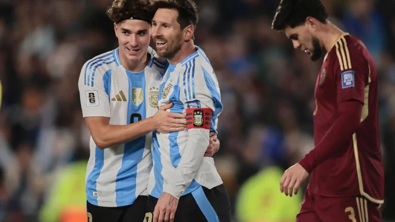 Messi brilha, marca dois gols e Argentina goleia a Venezuela no Monumental