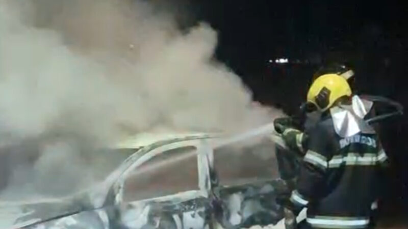 Gol pega fogo e fica destruído na região do Jardim Leblon em Campo Grande