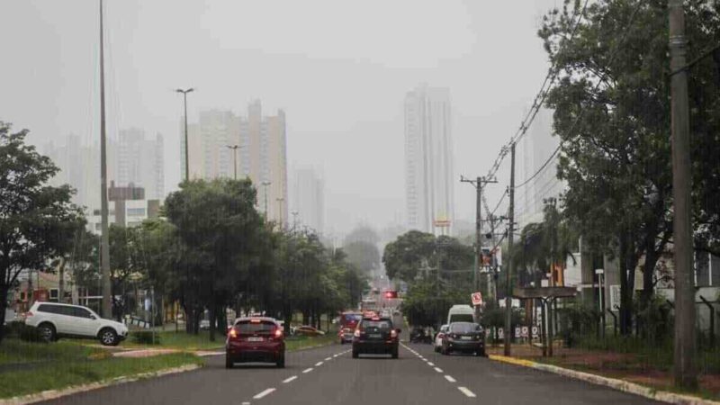 Neblina e frente fria marcam o início do sábado em Campo Grannde