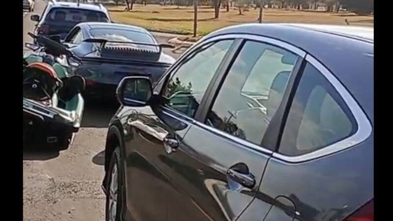 SUV acerta carretinha com jet ski puxado por Porsche em Campo Grande