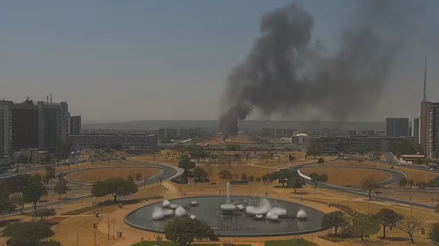 Incêndio atinge banheiros químicos na Esplanada dos Ministérios
