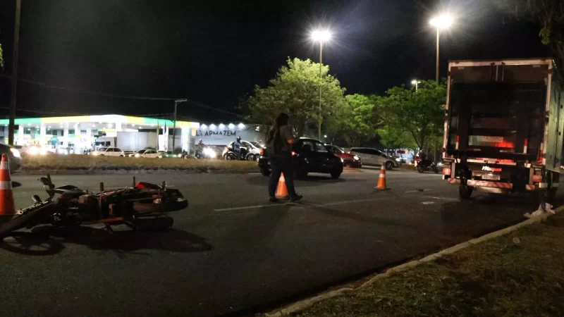 Garupa de moto fica ferida após cair embaixo de caminhão na Cônsul Assaf Trad