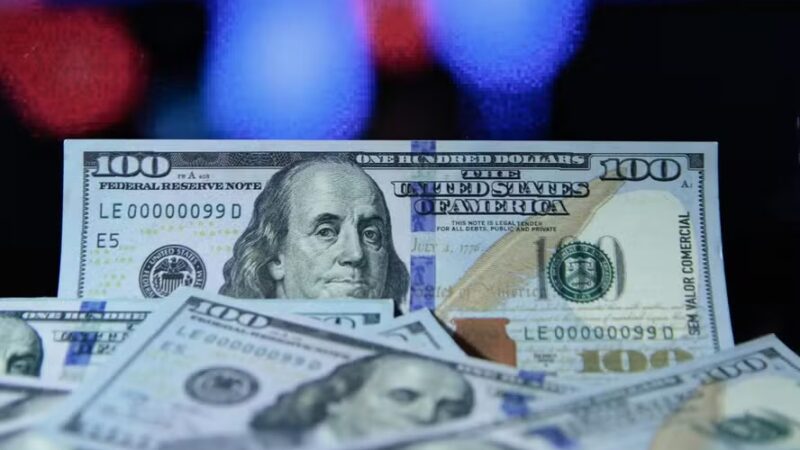 Dólar fecha abaixo de R$ 5,40 com expectativa de corte de juros nos EUA
