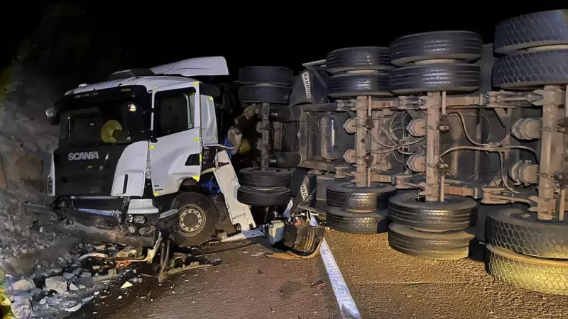 Caminhoneiro tomba carreta e bloqueia parcialmente a BR-163 em Coxim