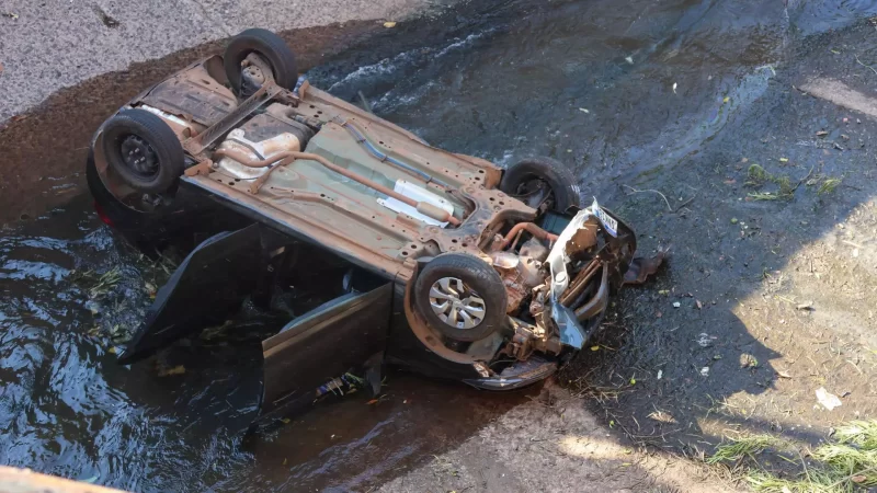 Motorista morre após carro cair em córrego na região central de Campo Grande