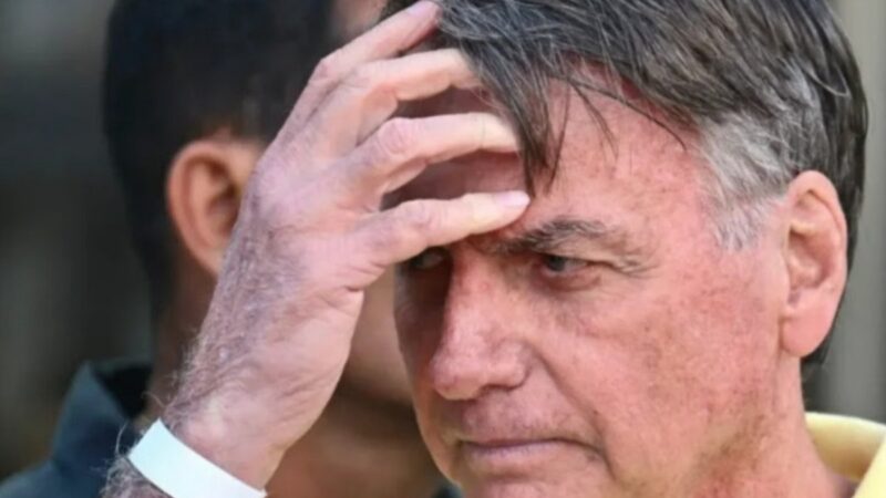 Bolsonaro retorna à prisão domiciliar após deixar hospital em Brasília