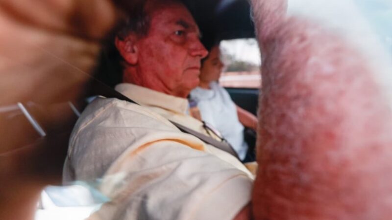 Bolsonaro é levado ao hospital em Brasília após mal-estar durante prisão domiciliar