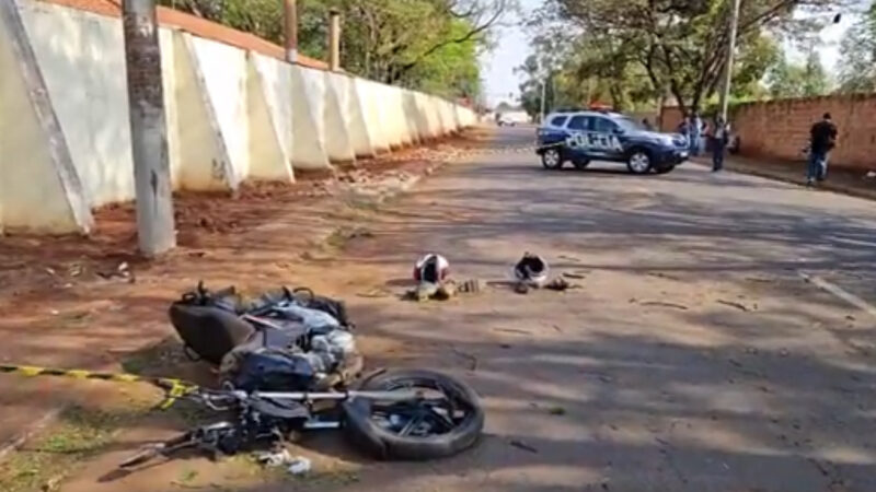 Três pessoas ficam em estado gravíssimo após moto bater em poste em Campo Grande