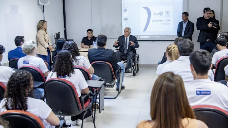 Presidente do TCE-MS Flávio Kayatt recebe estudantes do projeto “Câmara vai à Escola”