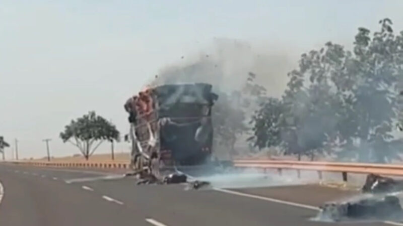 Carreta carregada de algodão pega fogo e interdita BR-163 em São Gabriel do Oeste