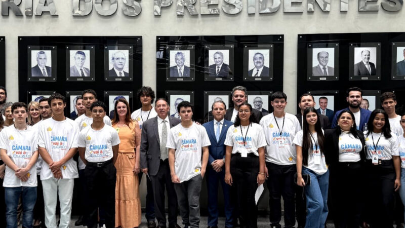 Presidente da ALEMS Gerson Claro destaca papel da juventude na democracia durante visita de estudante de Aparecida do Taboado