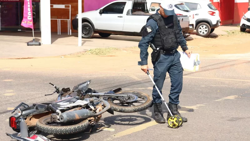 Motociclista de 19 anos fica em estado gravíssimo após colisão com caminhão em Campo Grande