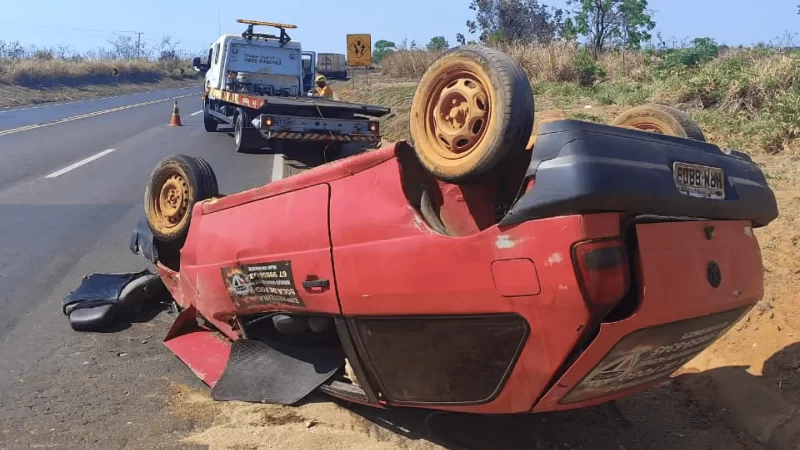 Motorista sem CNH fica gravemente ferido em capotamento na BR-163