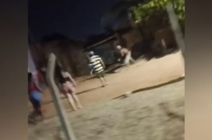 Suspeito de abusar de crianças é agredido e tem casa incendiada por vizinhos em Campo Grande