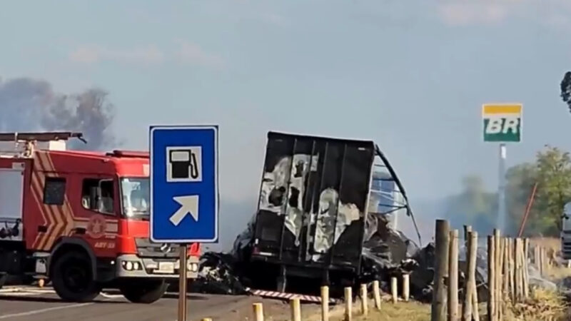 Trânsito parado: carreta pega fogo e interdita BR-163