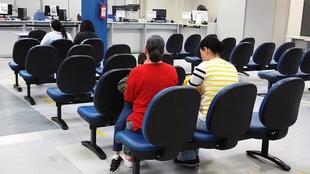 Superlotação e atrasos marcam mutirão do INSS após erro de agendamento