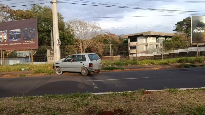 Fiat Uno fica destruído após bater em poste na Zahran em Campo Grande
