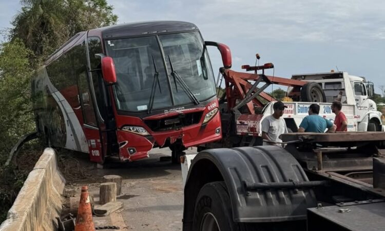 Ônibus colide em ponte e interdita rodovia entre Bodoquena e Miranda