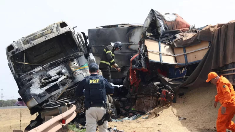 Motorista morre carbonizado após colisão entre carretas na BR-163 em Campo Grande