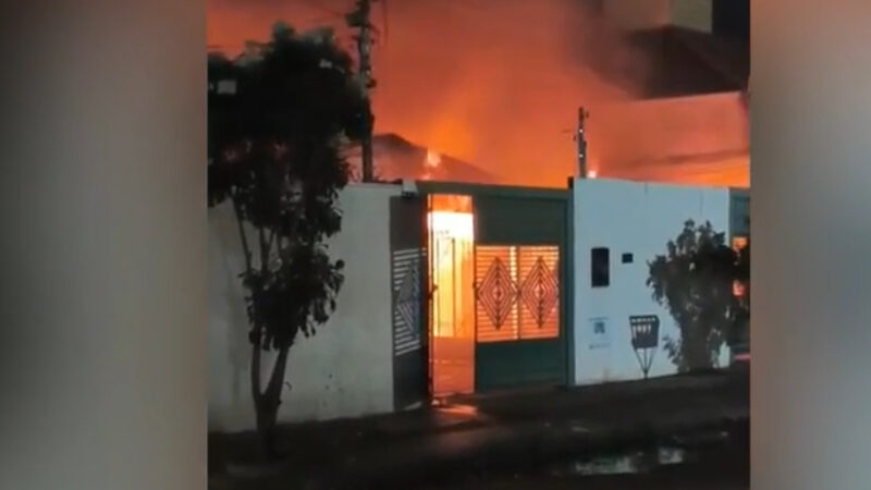 Incêndio destrói residência no Bairro Universitário em Campo Grande