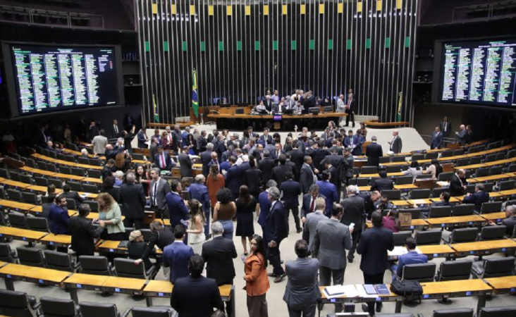 Câmara aprova isenção do IR até R$ 5 mil e taxação de alta renda; proposta segue para o Senado