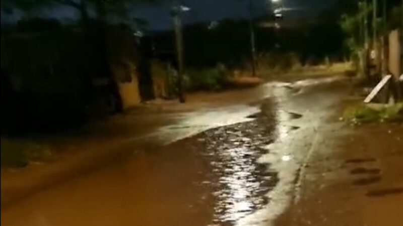 Chuva forte alaga ruas e invade casas no Loteamento Aguadinha, em Campo Grande