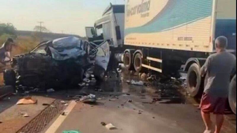 Colisão entre caminhonete e carreta deixa uma pessoa morta na BR-158 em Paranaíba