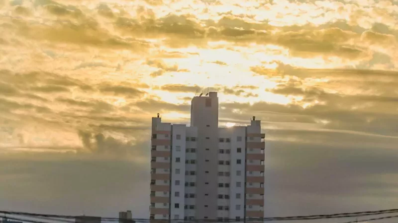 Sexta-feira será quente em MS, com chance de chuva e tempestade isolada