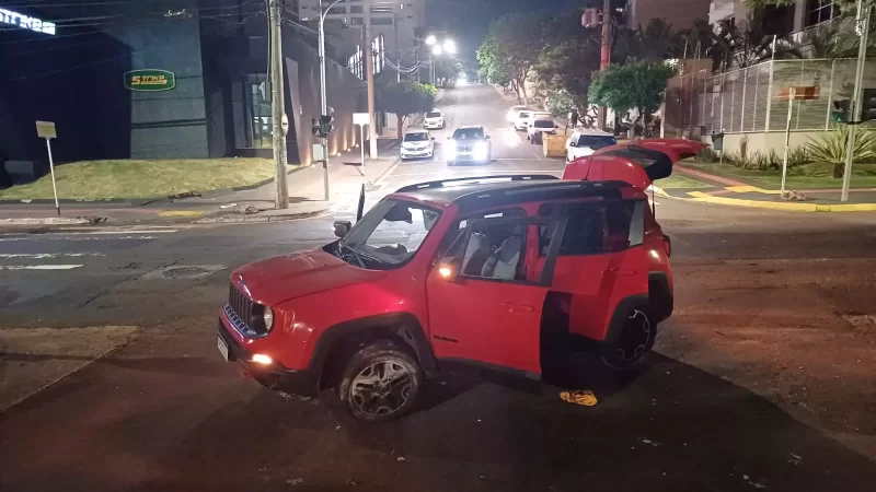 Homem abandona Jeep Renegade após acidente e foge correndo em Campo Grande