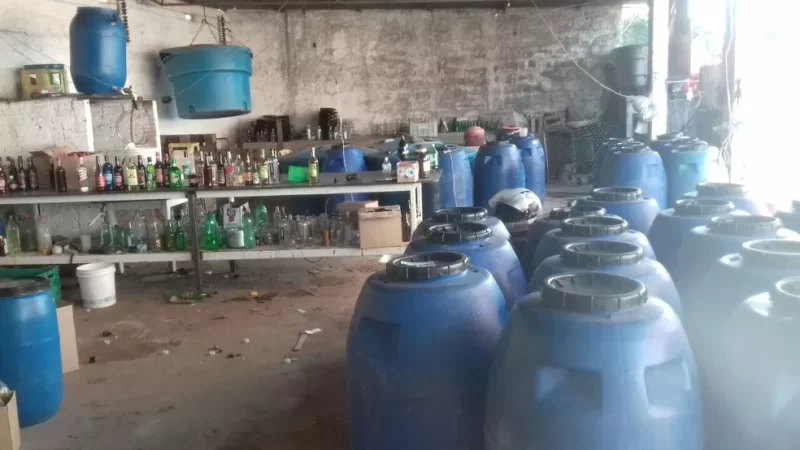 Galera da atlética segura os copos: medo do metanol faz cerveja virar refúgio seguro